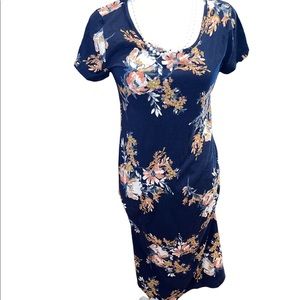 Maternity Isabel navy floral short sleeves size medium NWT gathers on‎ sides